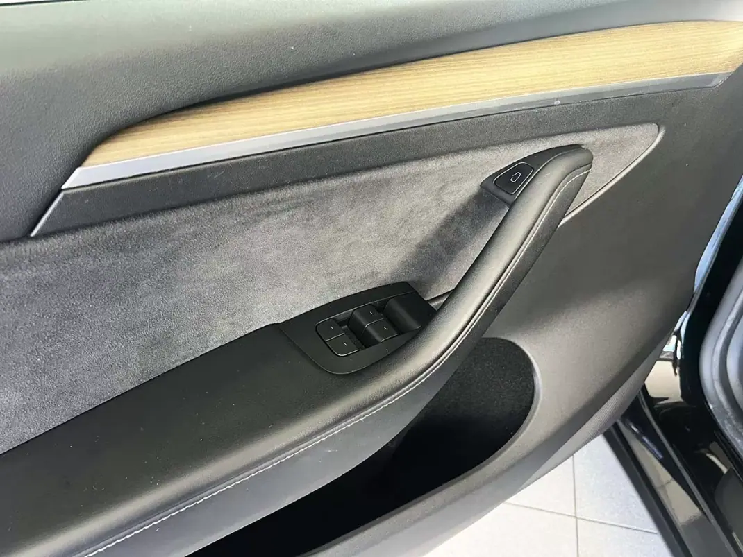 Tesla Model Y 2023 - 34600 EUR, 64322 km - 64322km - foto 18 de 26