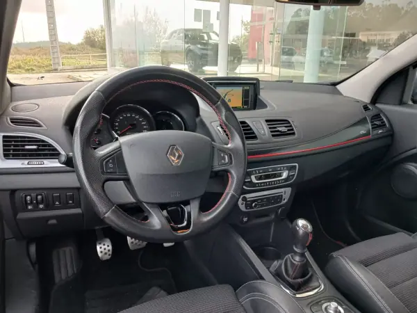 Renault Mégane Sport Tourer 2014 - 8500 EUR, 211200 km - AUTO.MOTO.pt - 211200km - foto 15 de 23