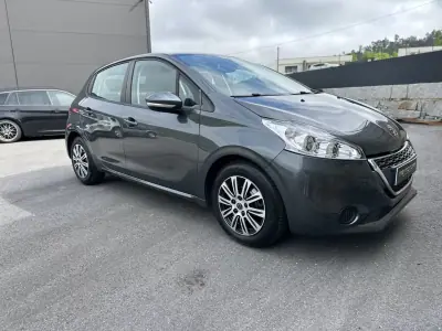 Peugeot 208 2015 - 7990 EUR, 73000 km - AUTO.MOTO.pt - 73000km - foto 16 de 51