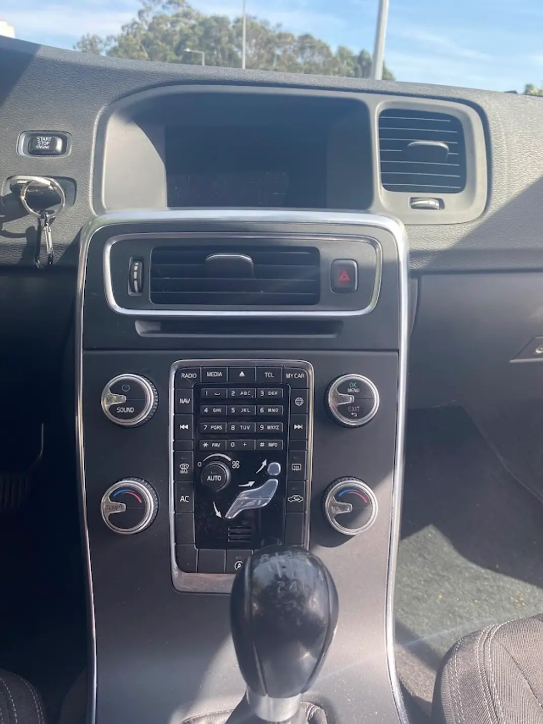 Volvo V60 2015 - 9500 EUR, 206100 km - AUTO.MOTO.pt - 206100km - foto 10 de 14