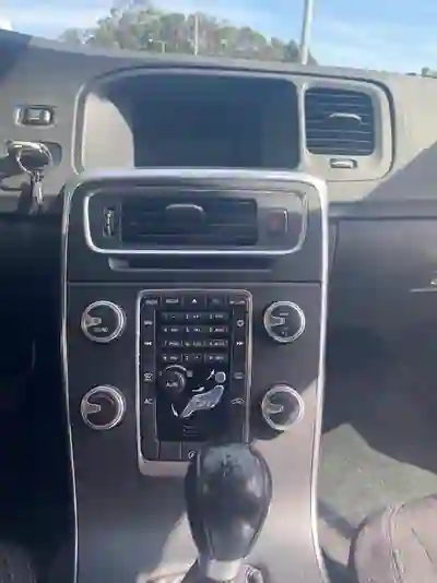 Volvo V60 2015 - 9500 EUR, 206100 km - AUTO.MOTO.pt - 206100km - foto 10 de 14