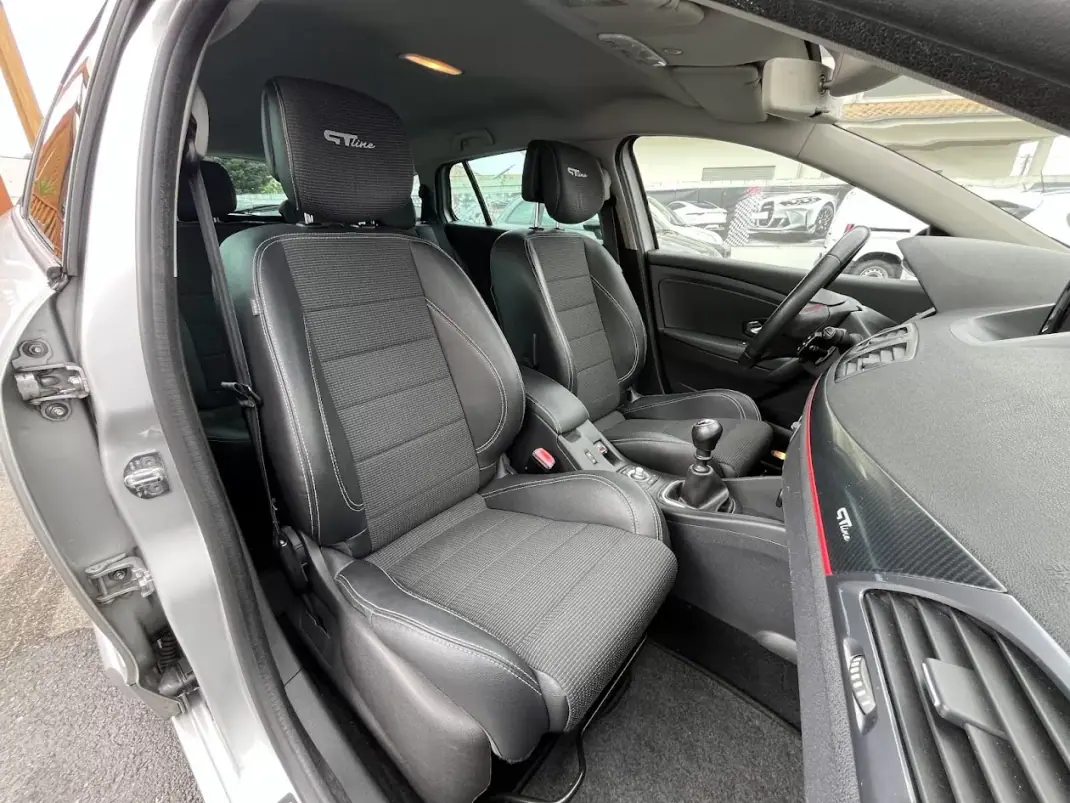 Renault Mégane Sport Tourer 2014 - 7750 EUR, 250000 km - AUTO.MOTO.pt - 250000km - foto 26 de 47