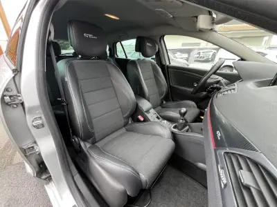 Renault Mégane Sport Tourer 2014 - 7750 EUR, 250000 km - AUTO.MOTO.pt - 250000km - foto 26 de 47