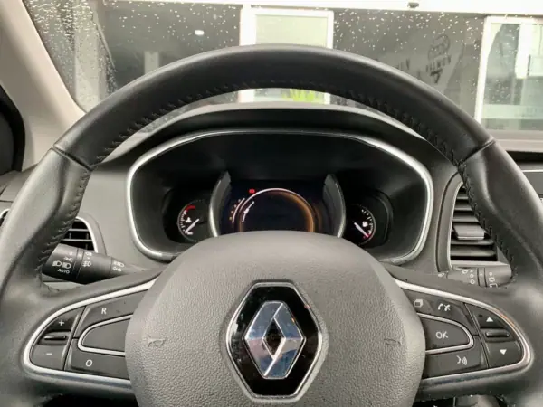 Renault Mégane Sport Tourer 2019 - 16900 EUR, 95084 km - AUTO.MOTO.pt - 95084km - foto 13 de 19