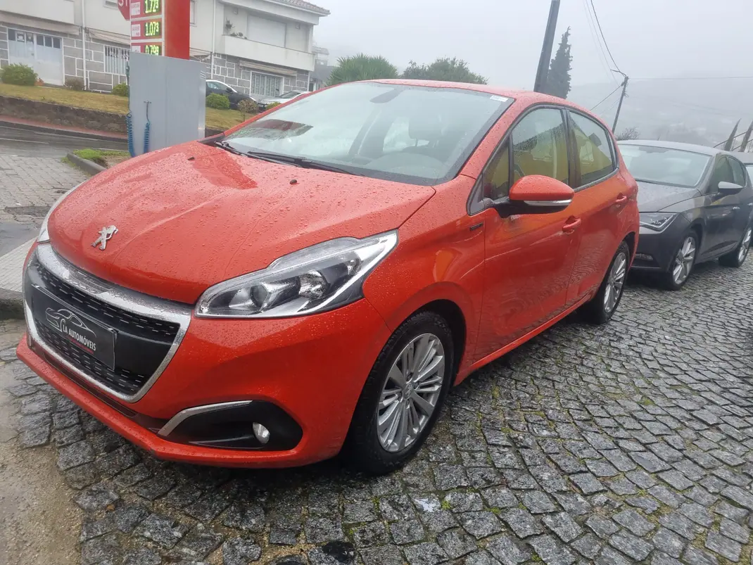 Peugeot 208 2018 - 8000 EUR, 97000 km - AUTO.MOTO.pt - 97000km - foto 2 de 15