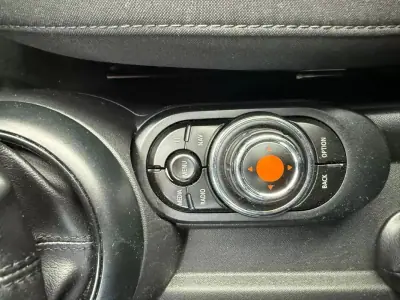 MINI Cooper 2017 - 14999 EUR, 131500 km - AUTO.MOTO.pt - 131500km - foto 15 de 30