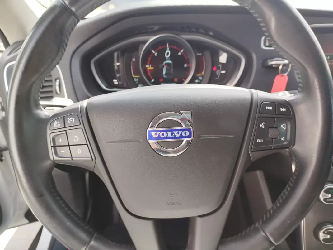 Volvo V40 Cross Country 2014 - 13950 EUR, 143620 km - AUTO.MOTO.pt - 143620km - foto 5 de 19