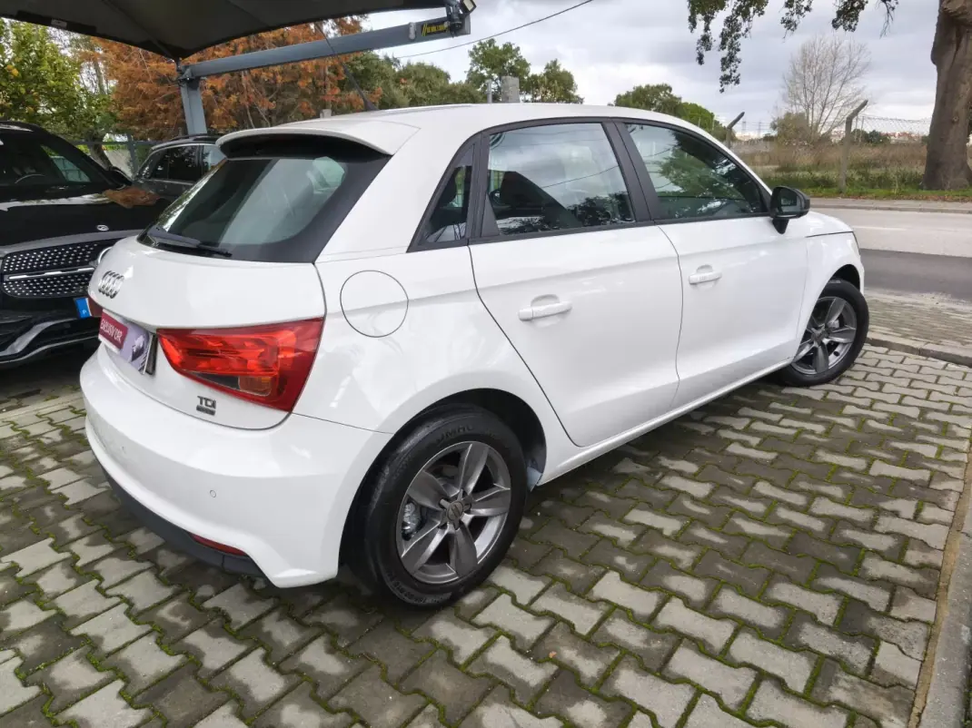 Audi A1 Sportback 2015 - 10900 EUR, 221000 km - AUTO.MOTO.pt - 221000km - foto 6 de 10