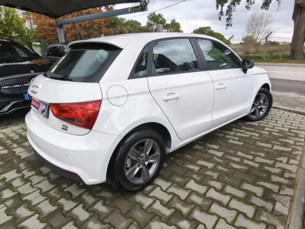 Audi A1 Sportback 2015 - 10900 EUR, 221000 km - AUTO.MOTO.pt - 221000km - foto 6 de 10