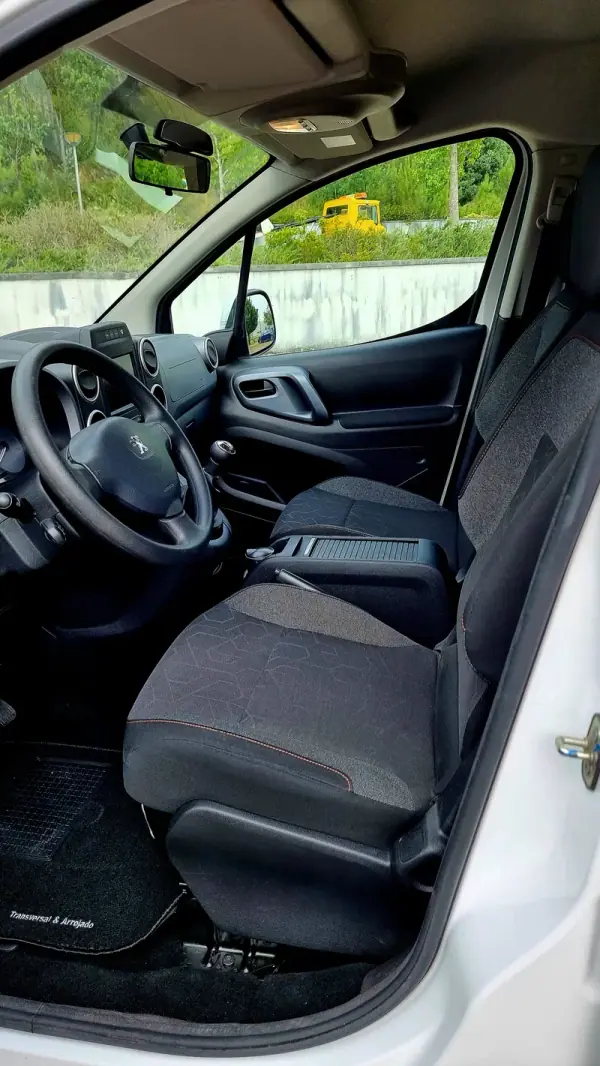 Peugeot Partner 2018 - 14900 EUR, 160000 km - AUTO.MOTO.pt - 160000km - foto 8 de 23