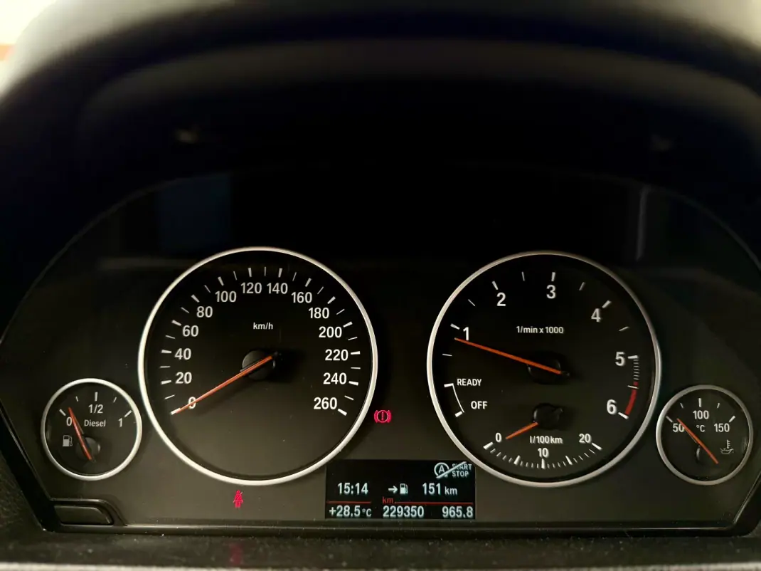 BMW 318 2013 - 15950 EUR, 229000 km - AUTO.MOTO.pt - 229000km - foto 22 de 27