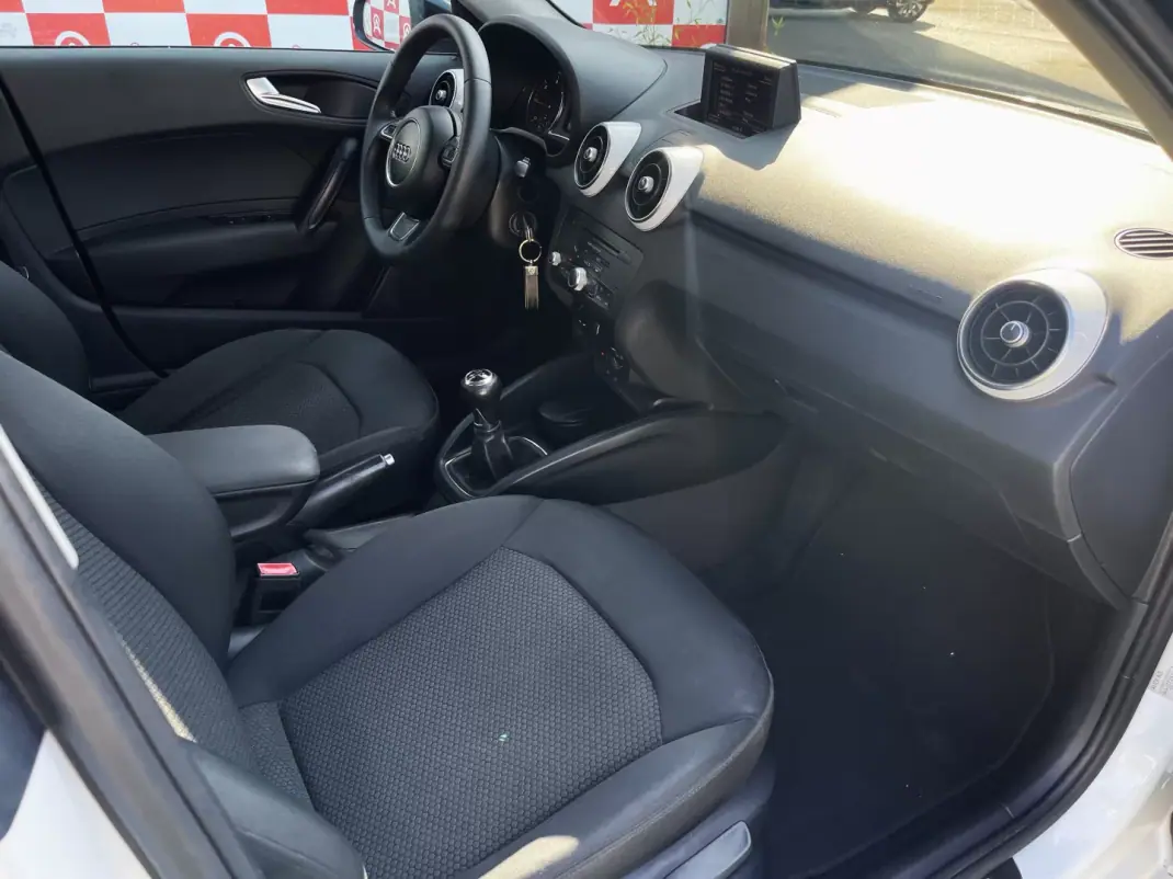 Audi A1 Sportback 2013 - 10990 EUR, 275155 km - AUTO.MOTO.pt - 275155km - foto 12 de 19