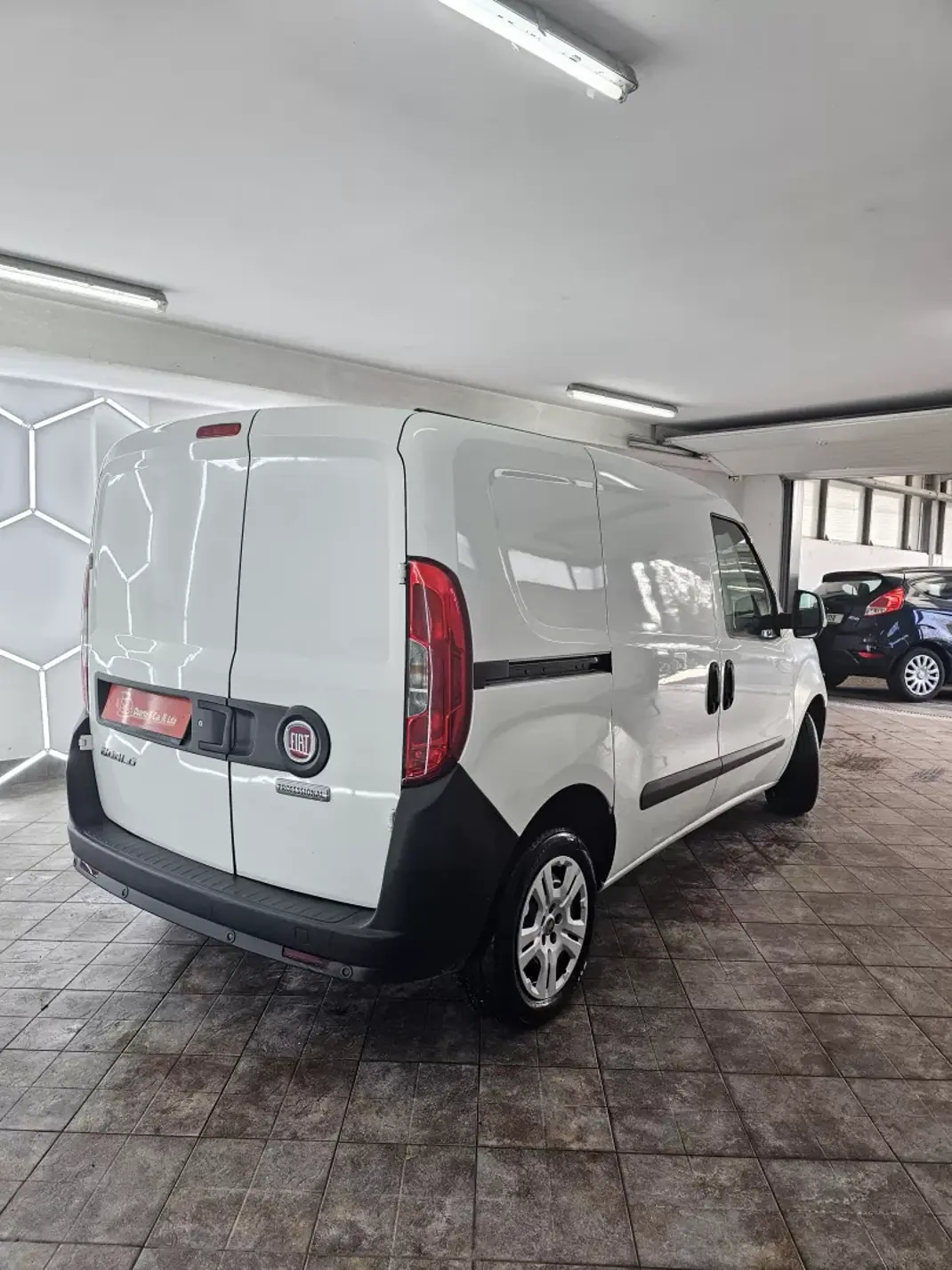 Fiat DOBLO CARGO 1.3 MULTIJET EASY 2018 - 10250 EUR, 177400 km - AUTO.MOTO.pt - 177400km - foto 9 de 26