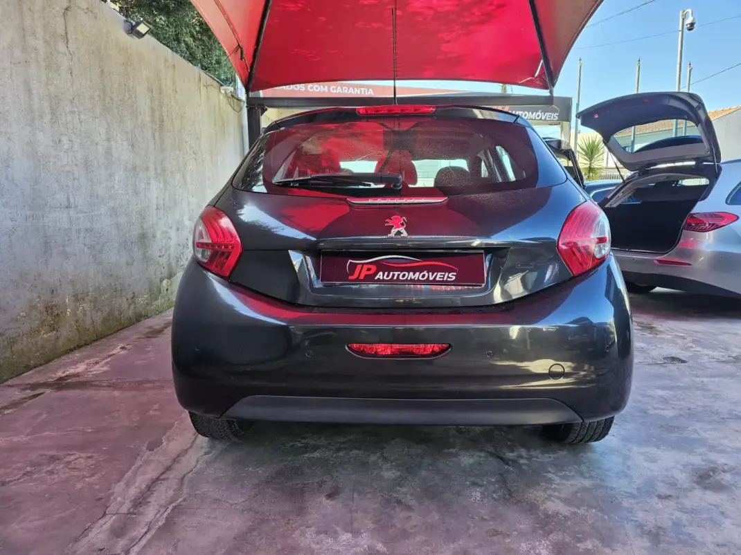 Peugeot 208 2012 - 6250 EUR, 158000 km - AUTO.MOTO.pt - 158000km - foto 12 de 12