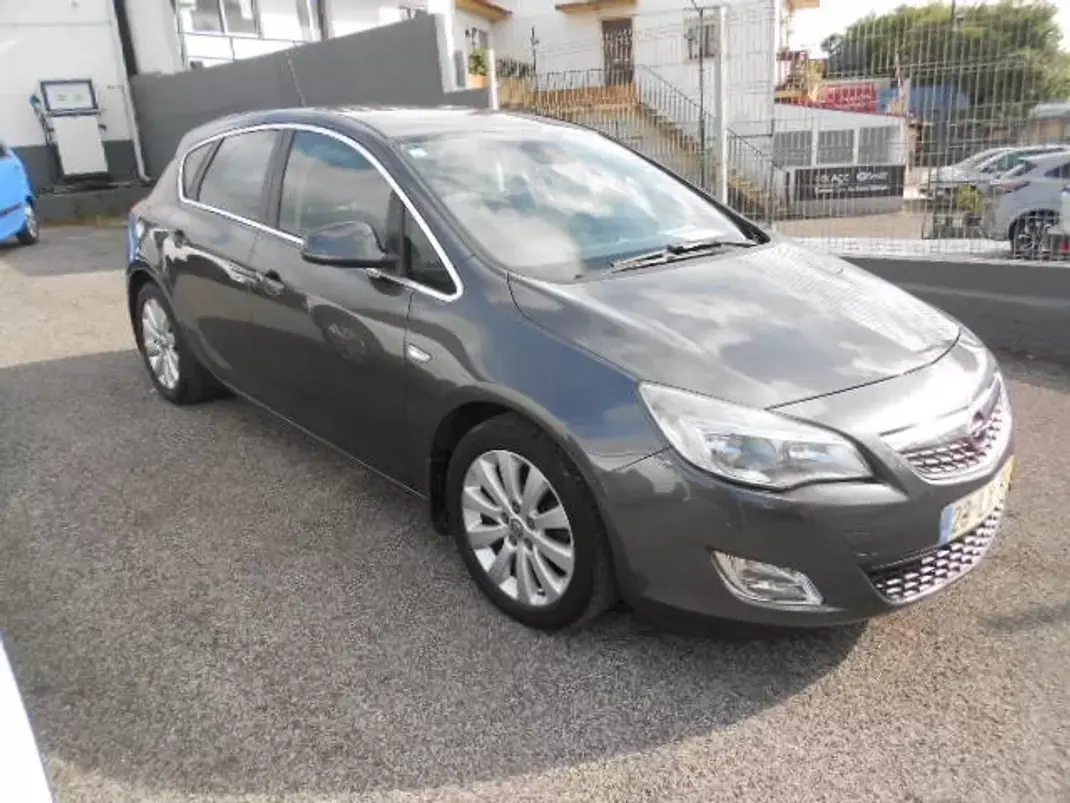 Opel Astra 2011 - 7900 EUR, 213201 km - AUTO.MOTO.pt - 213201km - foto 2 de 11
