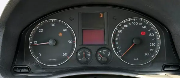 Volkswagen Golf 2006 - 5900 EUR, 308000 km - AUTO.MOTO.pt - 308000km - foto 4 de 24