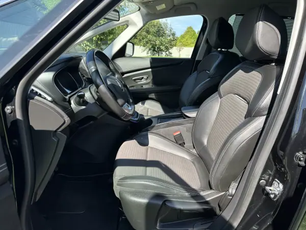 Renault Scénic 2016 - 10900 EUR, 220000 km - AUTO.MOTO.pt - 220000km - foto 26 de 66