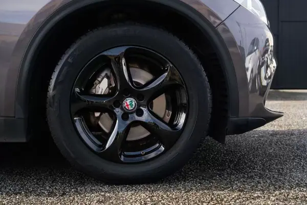 Alfa Romeo Stelvio 2019 - 25900 EUR, 89000 km - AUTO.MOTO.pt - 89000km - foto 5 de 31