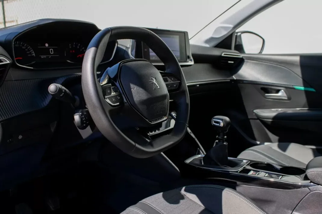 Peugeot 208 2023 - 16999 EUR, 96737 km - AUTO.MOTO.pt - 96737km - foto 13 de 34