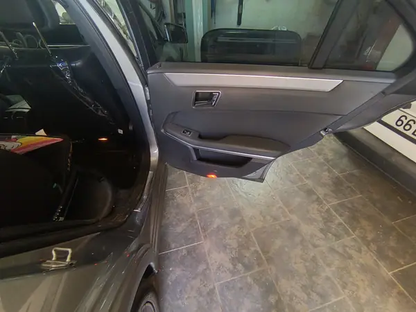 Mercedes-Benz E 200 2011 - 11000 EUR, 333000 km - 333000km - foto 10 de 14