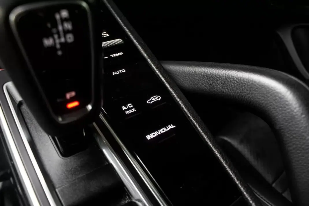 Porsche Cayenne Coupé 2020 - 69890 EUR, 126171 km - AUTO.MOTO.pt - 126171km - foto 21 de 45