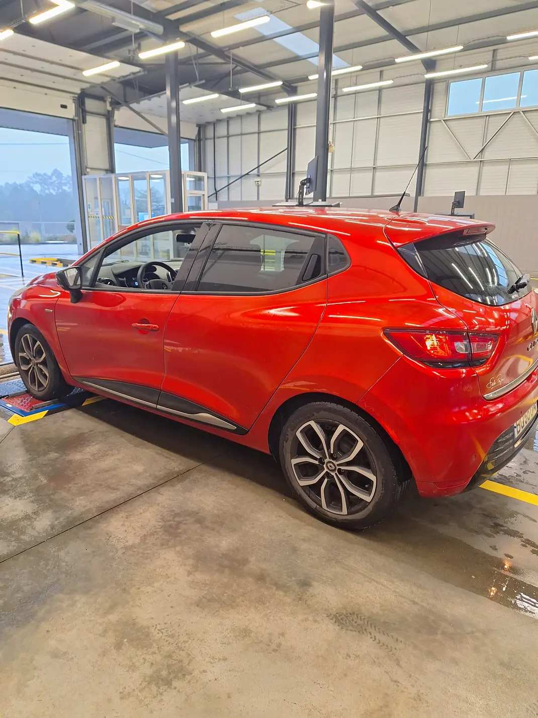 Renault Clio 2018 - 8200 EUR, 113200 km - AUTO.MOTO.pt - 113200km - foto 3 de 8