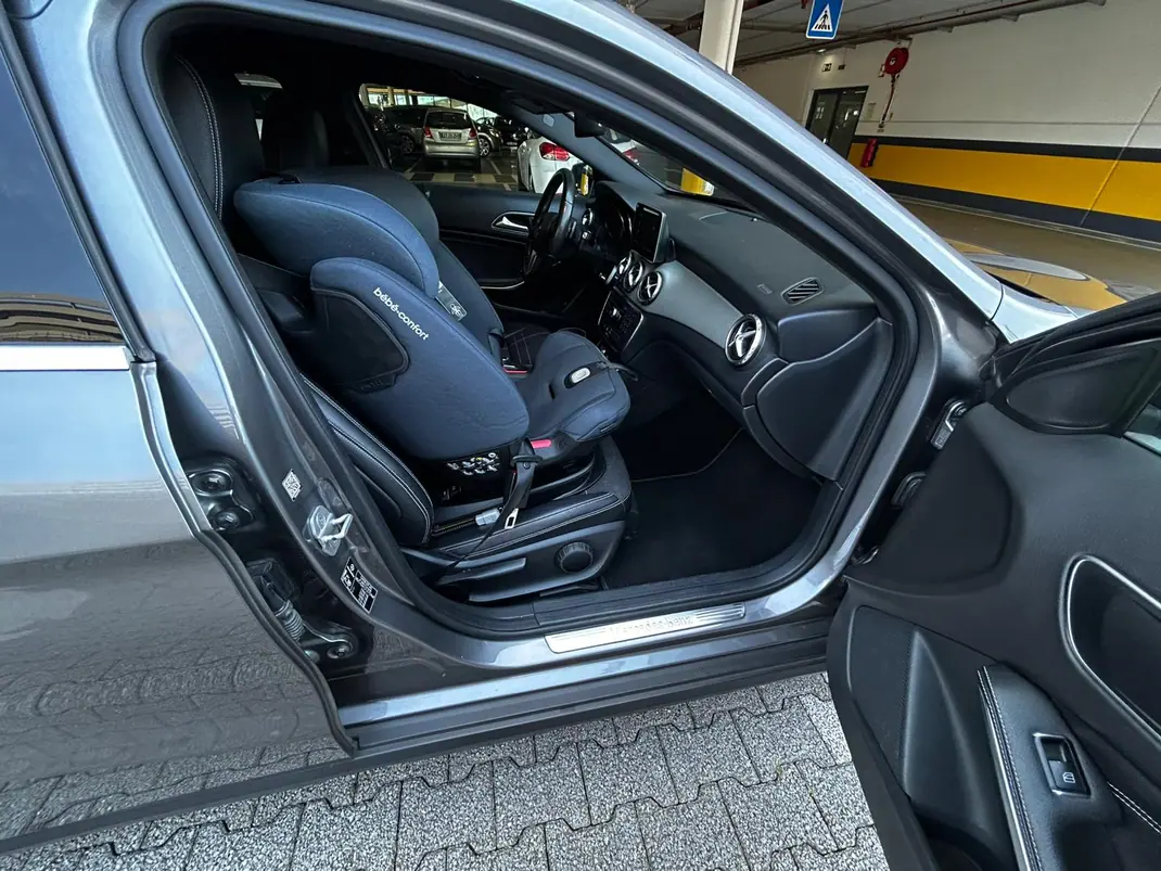 Mercedes-Benz GLA 180 2015 - 18750 EUR, 235000 km - AUTO.MOTO.pt - 235000km - foto 6 de 15