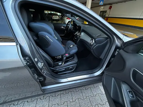 Mercedes-Benz GLA 180 2015 - 16950 EUR, 235000 km - AUTO.MOTO.pt - 235000km - foto 6 de 15