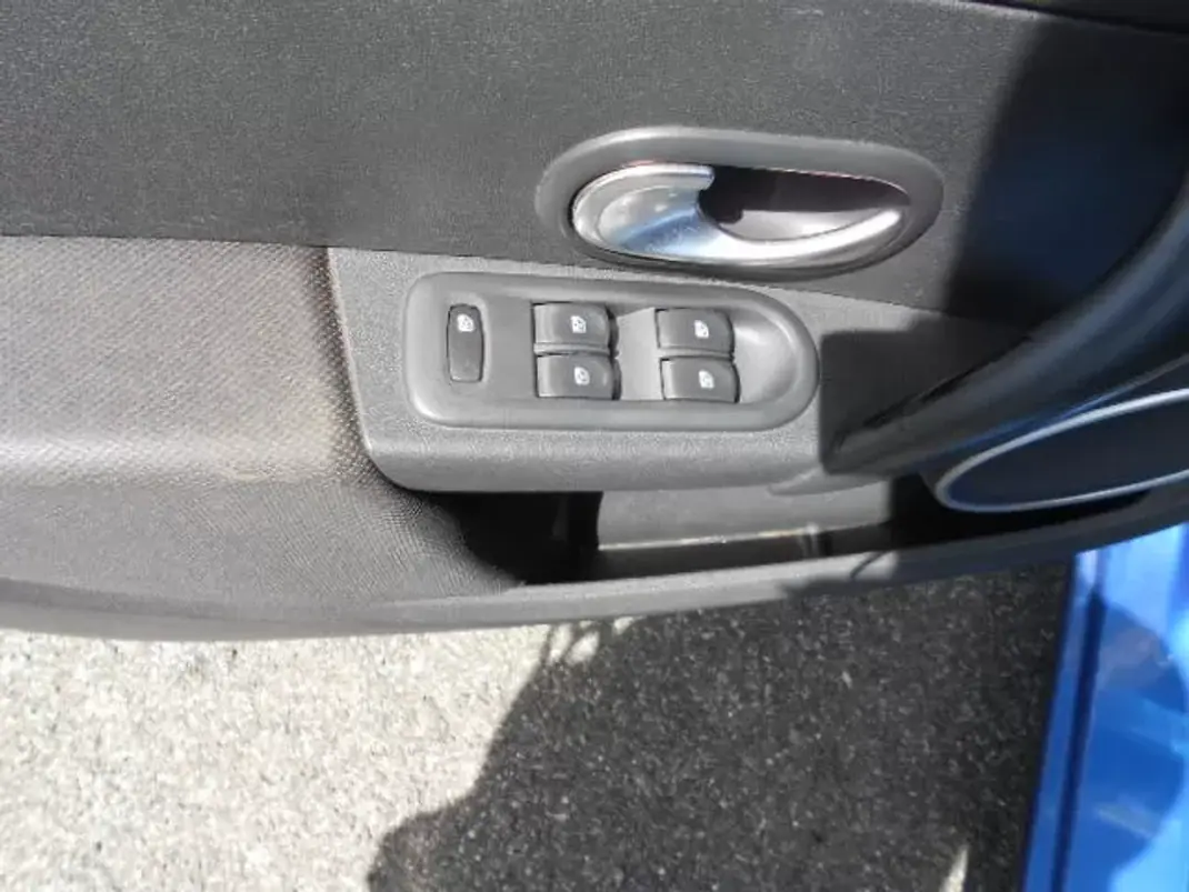 Renault Clio 2006 - 4750 EUR, 265045 km - AUTO.MOTO.pt - 265045km - foto 10 de 12