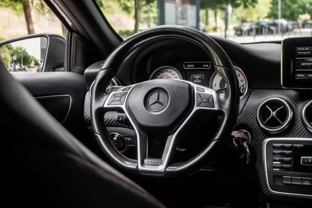 Mercedes-Benz A 180 2015 - 13990 EUR, 263650 km - AUTO.MOTO.pt - 263650km - foto 28 de 34