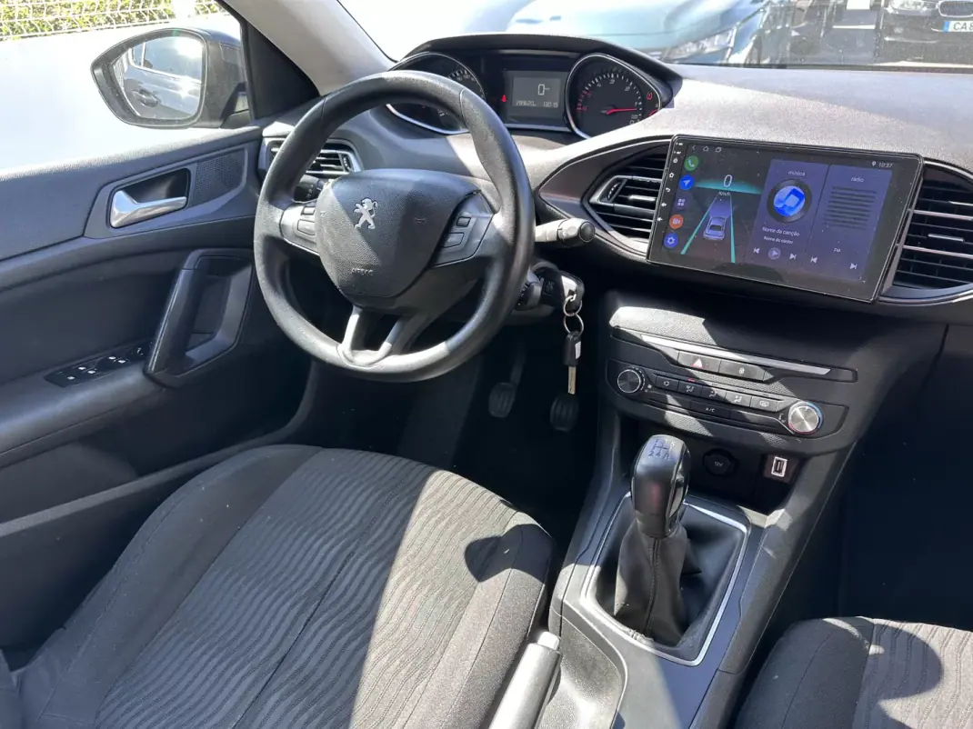 Peugeot 308 2018 - 12500 EUR, 280000 km - AUTO.MOTO.pt - 280000km - foto 21 de 32