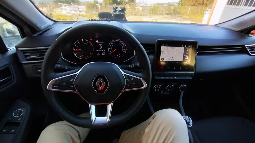 Renault Clio 2021 - 13999 EUR, 63000 km - AUTO.MOTO.pt - 63000km - foto 25 de 38