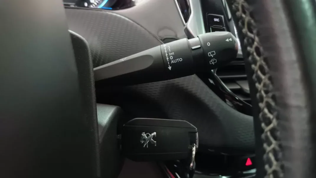 Peugeot 2008 2015 - 11490 EUR, 92490 km - AUTO.MOTO.pt - 92490km - foto 35 de 72