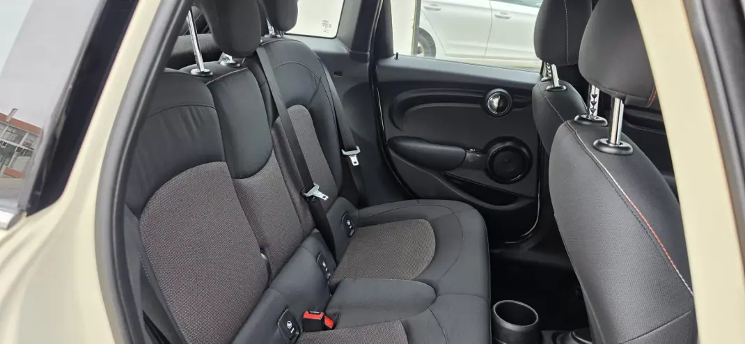 MINI 5 Portas 2018 - 13995 EUR, 77700 km - 77700km - foto 11 de 17