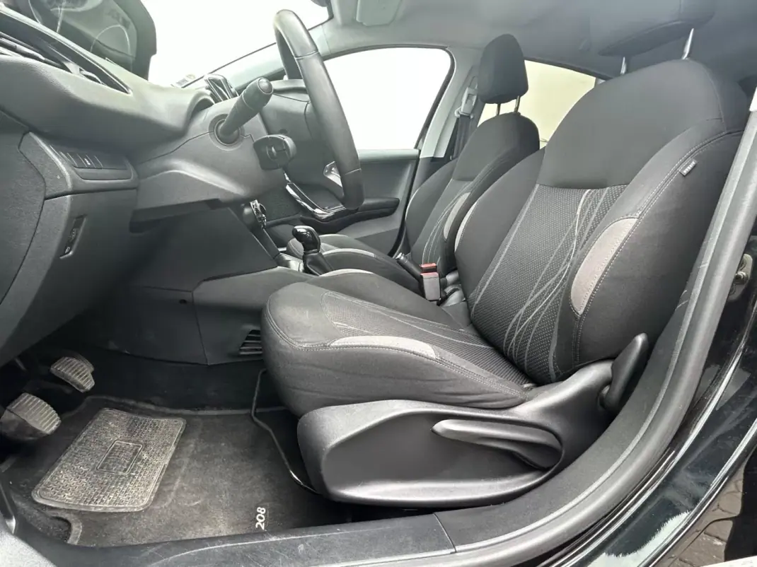 Peugeot 208 2014 - 8500 EUR, 125429 km - AUTO.MOTO.pt - 125429km - foto 8 de 17