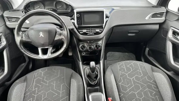 Peugeot 2008 2016 - 12900 EUR, 122000 km - AUTO.MOTO.pt - 122000km - foto 11 de 12