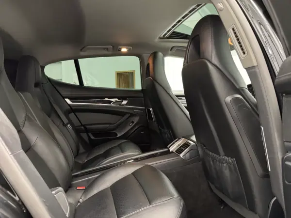 Porsche Panamera 2015 - 33990 EUR, 247000 km - AUTO.MOTO.pt - 247000km - foto 44 de 44