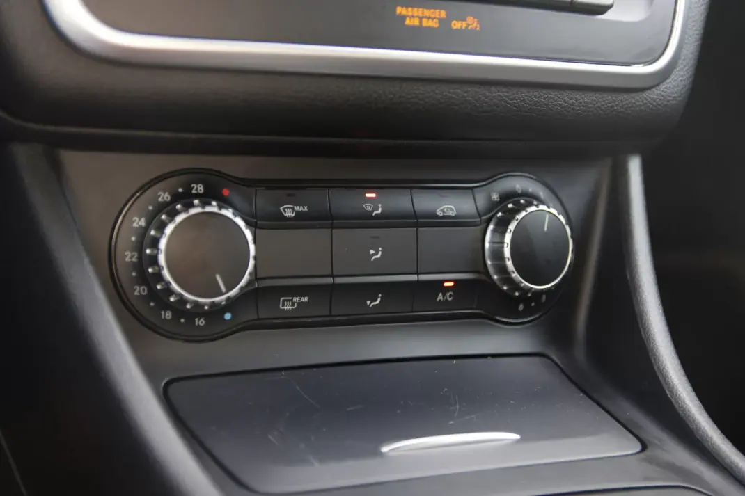 Mercedes-Benz GLA 180 2016 - 22500 EUR, 148000 km - AUTO.MOTO.pt - 148000km - foto 28 de 32