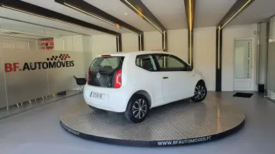 Volkswagen Up! 2016 - 8500 EUR, 79613 km - AUTO.MOTO.pt - 79613km - foto 4 de 49