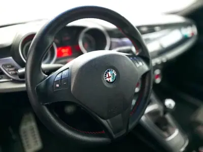 Alfa Romeo Giulietta 2011 - 5990 EUR, 200000 km - AUTO.MOTO.pt - 200000km - foto 12 de 23