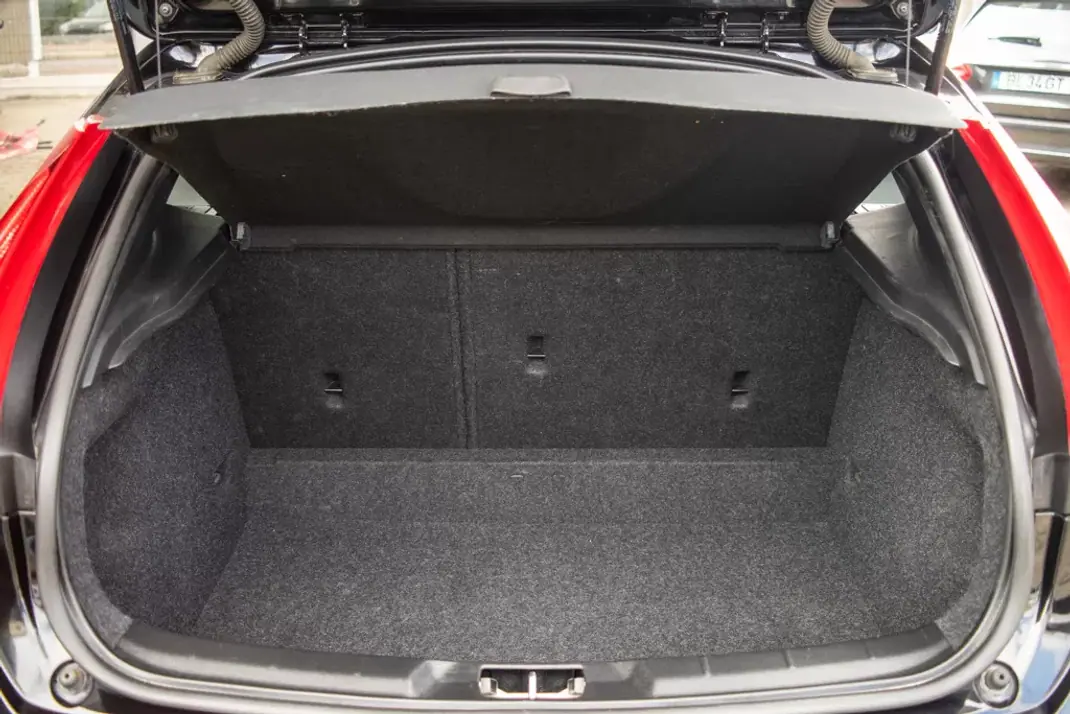 Volvo V40 2017 - 14900 EUR, 135000 km - AUTO.MOTO.pt - 135000km - foto 11 de 17