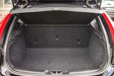 Volvo V40 2017 - 14900 EUR, 135000 km - AUTO.MOTO.pt - 135000km - foto 11 de 17