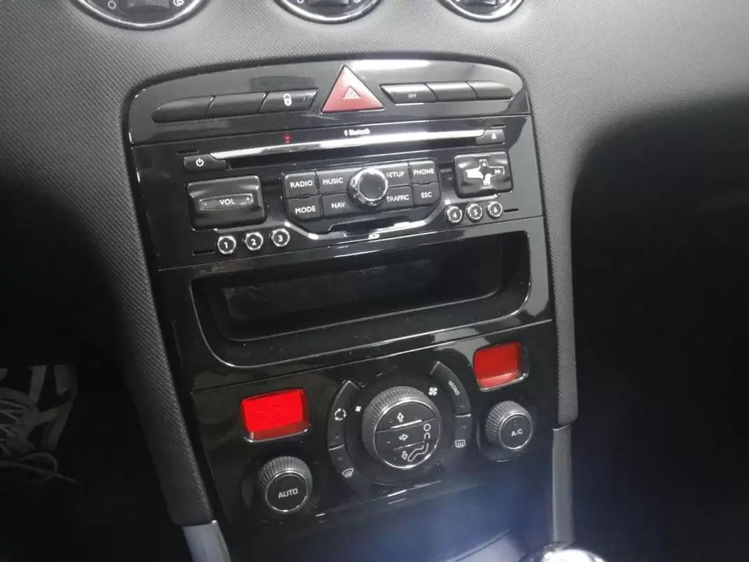 Peugeot 308 2012 - 7250 EUR, 172520 km - AUTO.MOTO.pt - 172520km - foto 47 de 50