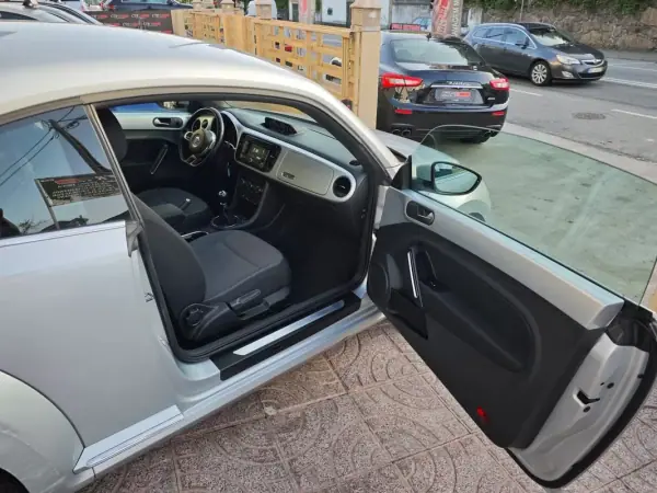 Volkswagen New Beetle 2012 - 12500 EUR, 170000 km - AUTO.MOTO.pt - 170000km - foto 17 de 26