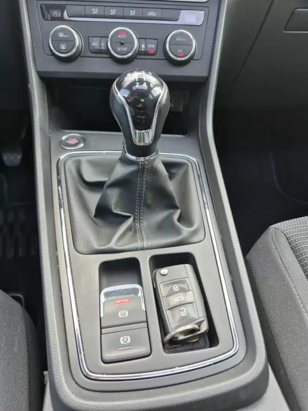 SEAT Leon 2019 - 15900 EUR, 90147 km - AUTO.MOTO.pt - 90147km - foto 14 de 23