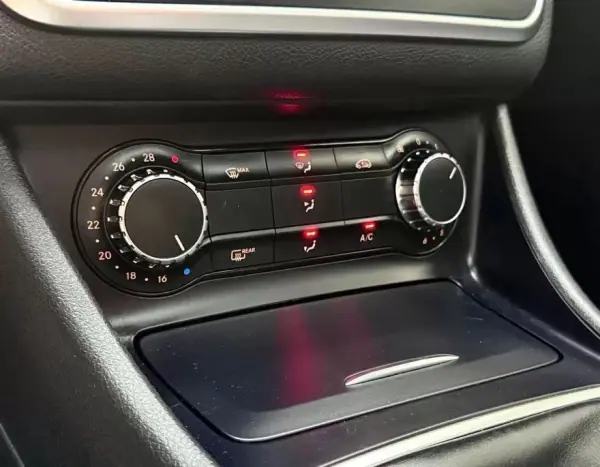 Mercedes-Benz CLA 180 2016 - 15850 EUR, 146212 km - AUTO.MOTO.pt - 146212km - foto 27 de 31