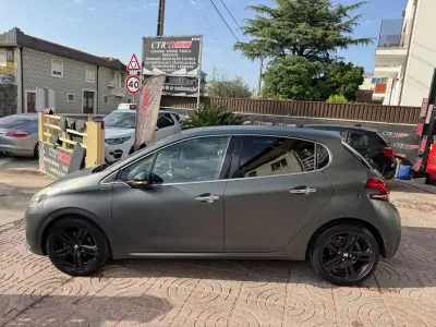 Peugeot 208 2015 - 8900 EUR, 195000 km - AUTO.MOTO.pt - 195000km - foto 11 de 29