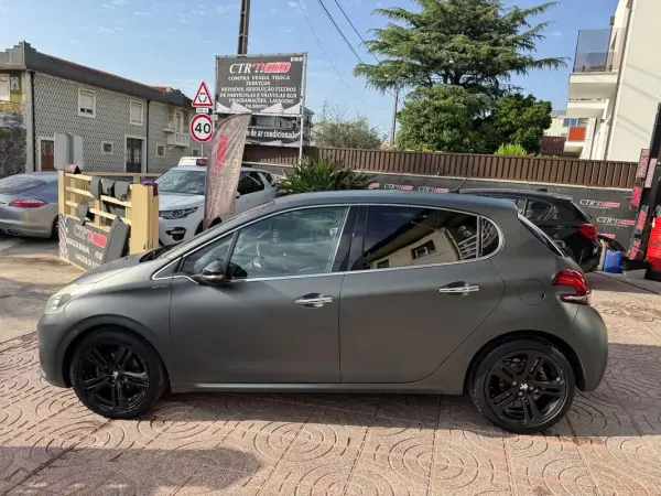 Peugeot 208 2015 - 8900 EUR, 195000 km - AUTO.MOTO.pt - 195000km - foto 11 de 29