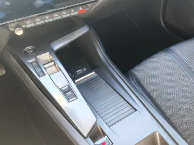 Peugeot 308 2022 - 19500 EUR, 130000 km - AUTO.MOTO.pt - 130000km - foto 25 de 37