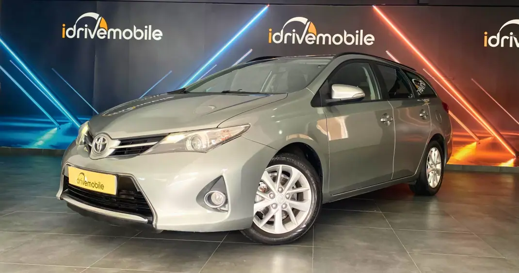 Toyota Auris Touring Sports 2015 - 11500 EUR, 139900 km - AUTO.MOTO.pt - 139900km - foto 1 de 17